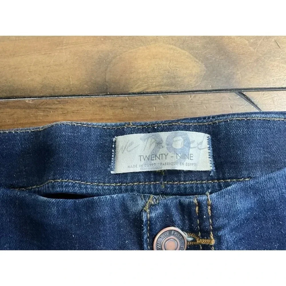 We The Free Twenty Nine Women's Size 29 Dark Wash Denim Jeans Raw Hem - Picture 4 of 9